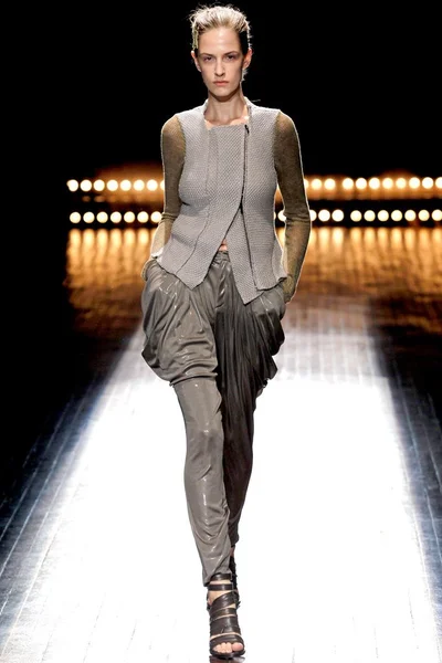 Look 16